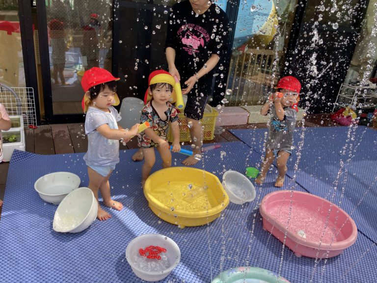 水遊びをする子どもたちの様子