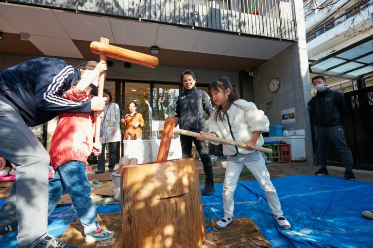 お餅つきの様子